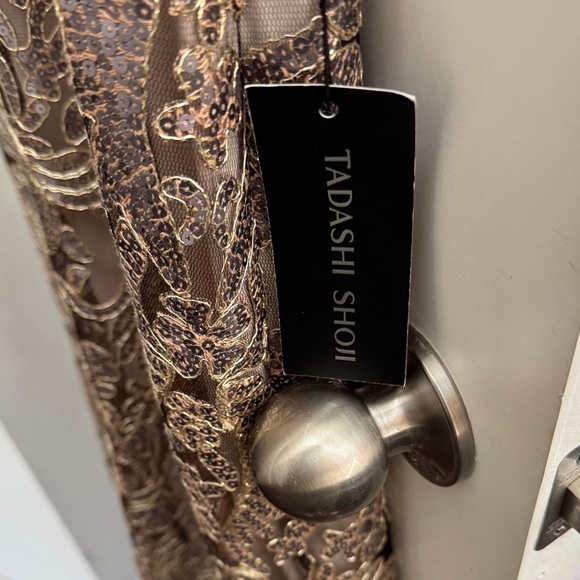 NEW Tadashi Shoji Metallic Lace Elegant Gown - Picture 15 of 16